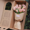 Bó hoa tươi tulip hồng được gói giấy kraft sang trọng trong hộp quà phong cách Hàn Quốc