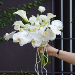 Hoa cưới- Đặc biệt, Lách Cách luôn sẵn sàng lắng nghe và sáng tạo nên những bó hoa cưới phù hợp với sở thích và yêu cầu của bạn nên đừng ngần ngại nhắn tin để chúng mình có thể tư vấn giúp bạn nhé. Nguyên liệu: hoa calla lily nhập khẩu Hà Lan, lan hồ điệp cùng các loại hoa lá phụ theo mùa